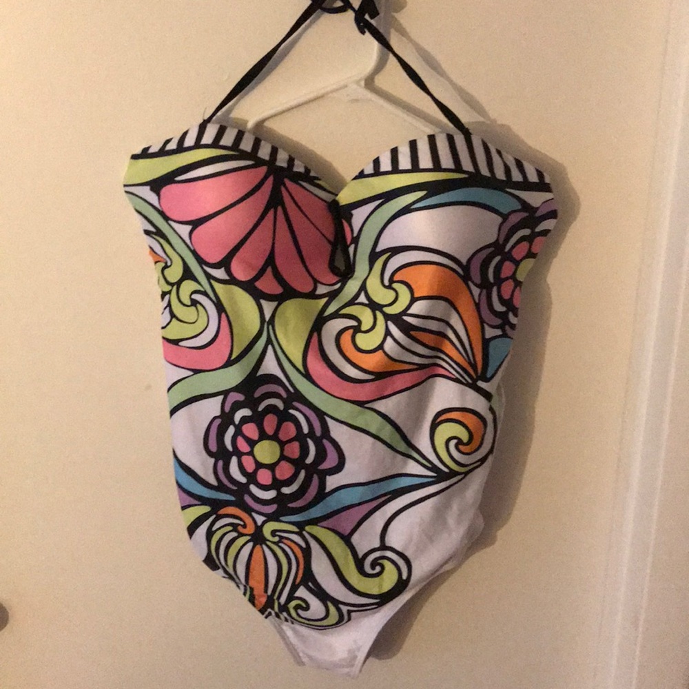 One pice bathing suit plus size.